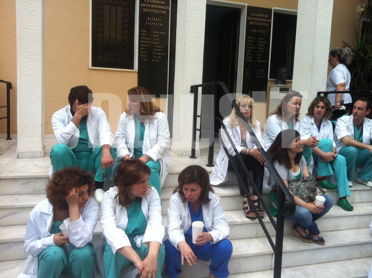 Καθιστική διαμαρτυρία γιατρών και νοσηλευτικού προσωπικού στον Άγιο Σάββα 