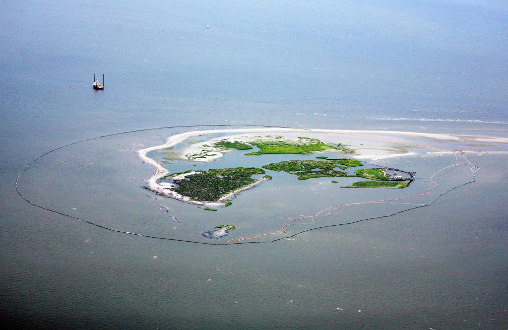 Λέγονται νησιά Σαντελέρ και είχαν την ατυχία να είναι δίπλα στις εγκαταστάσεις της BP οπότε έχουν καλυφθεί από πετρέλαιο. ΦΩΤΟ REUTERS 