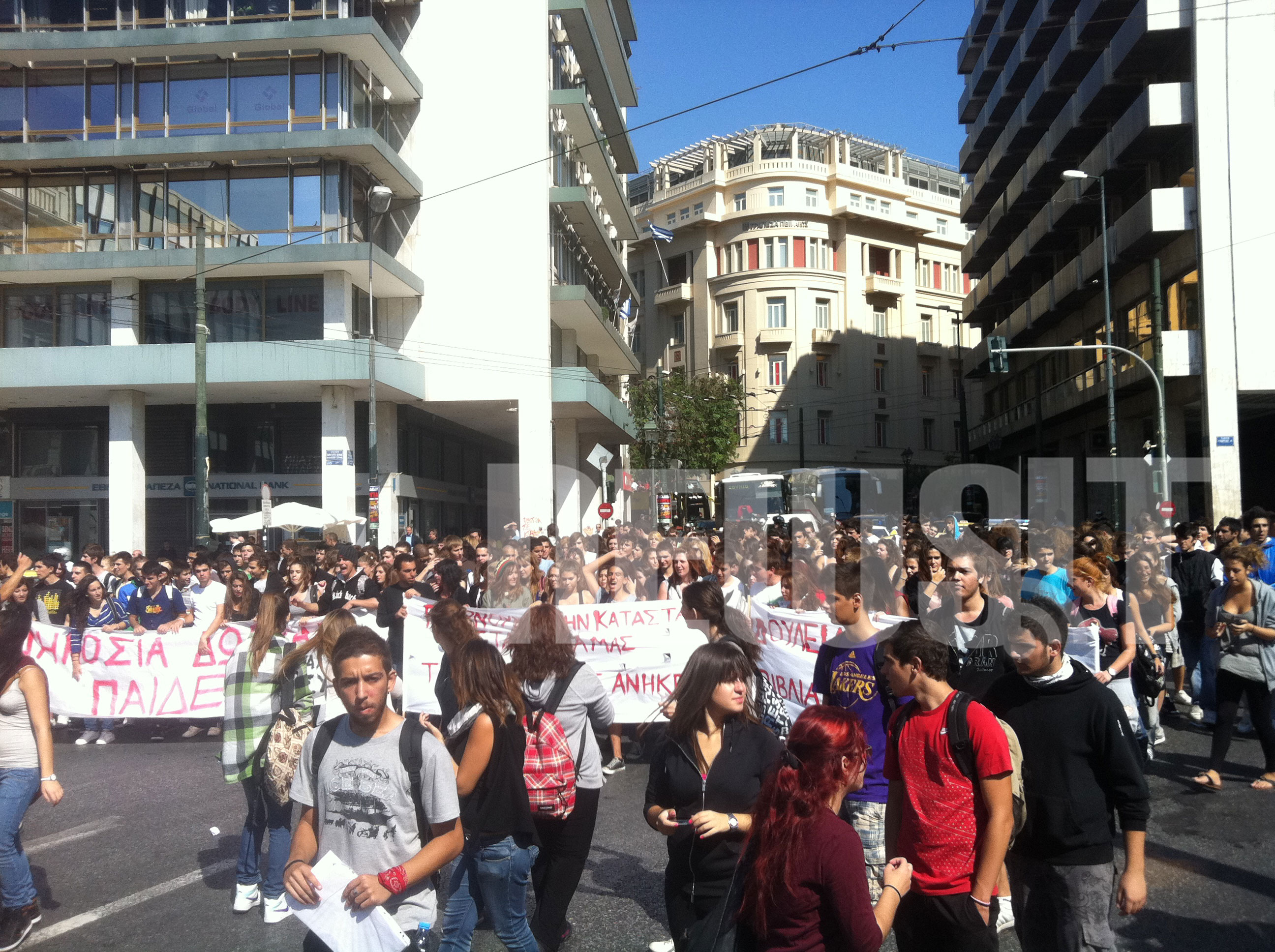 ΩΡΑ 12:09 Ξανά στο Σύνταγμα οι μαθητές 