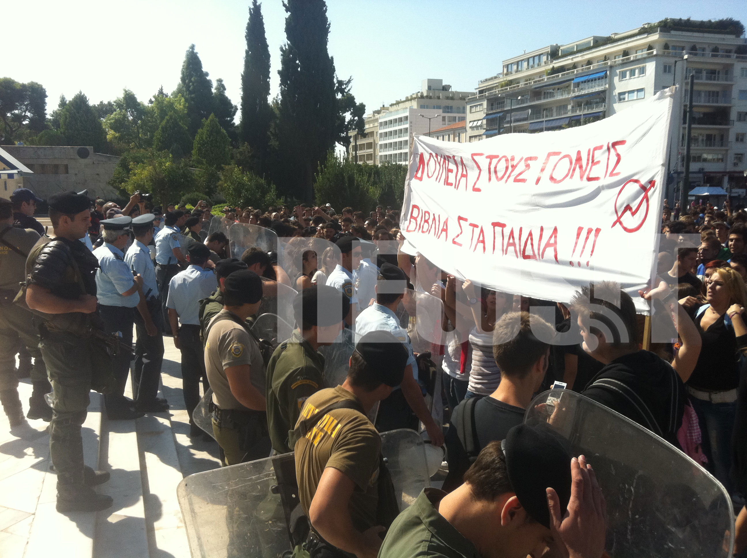 ΩΡΑ 12:27 Οι μαθητές από τη μια, τα ΜΑΤ από την άλλη