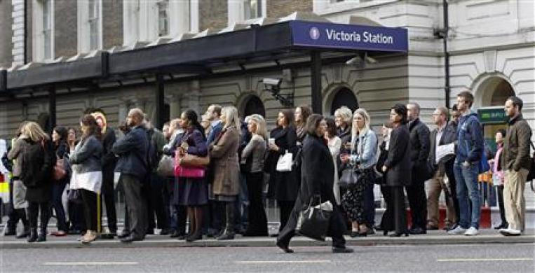 Τεράστιες ουρές σχηματίζονται στις στάσεις λεωφορείων του Λονδίνου - ΦΩΤΟ REUTERS