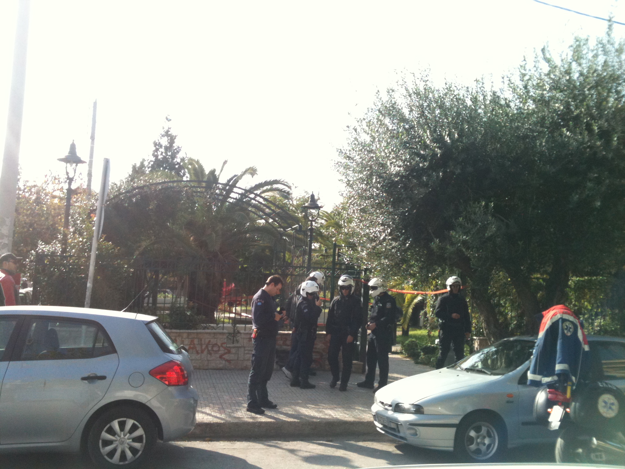 Αστυνομικοί συγκεντρώνουν στοιχεία από το σημείο της συμπλοκής