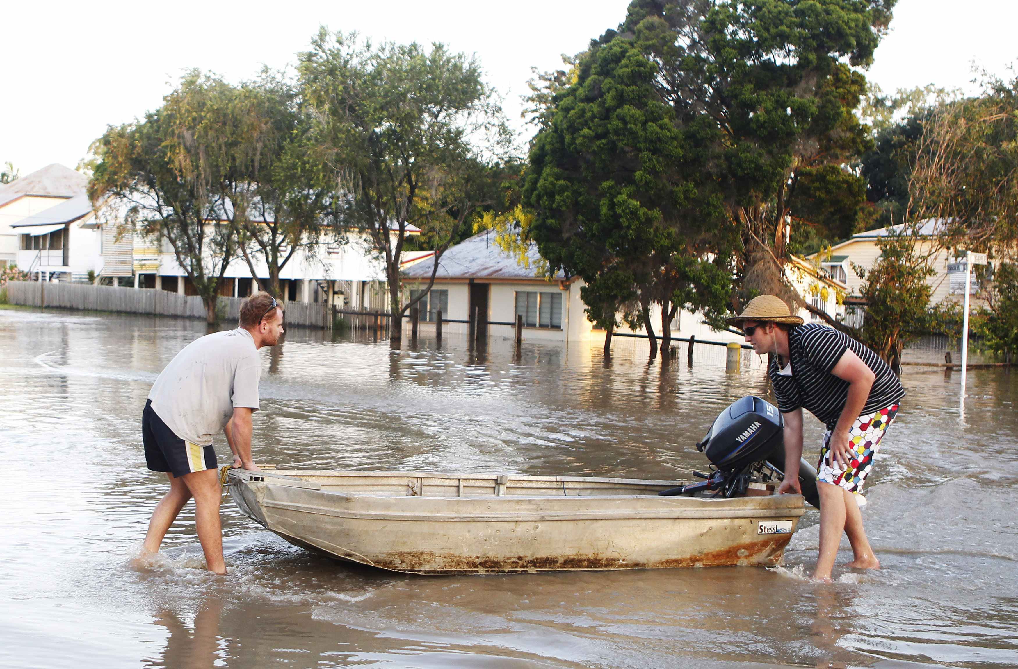 Παλεύουν με τα νερά οι κάτοικοι - ΦΩΤΟ REUTERS