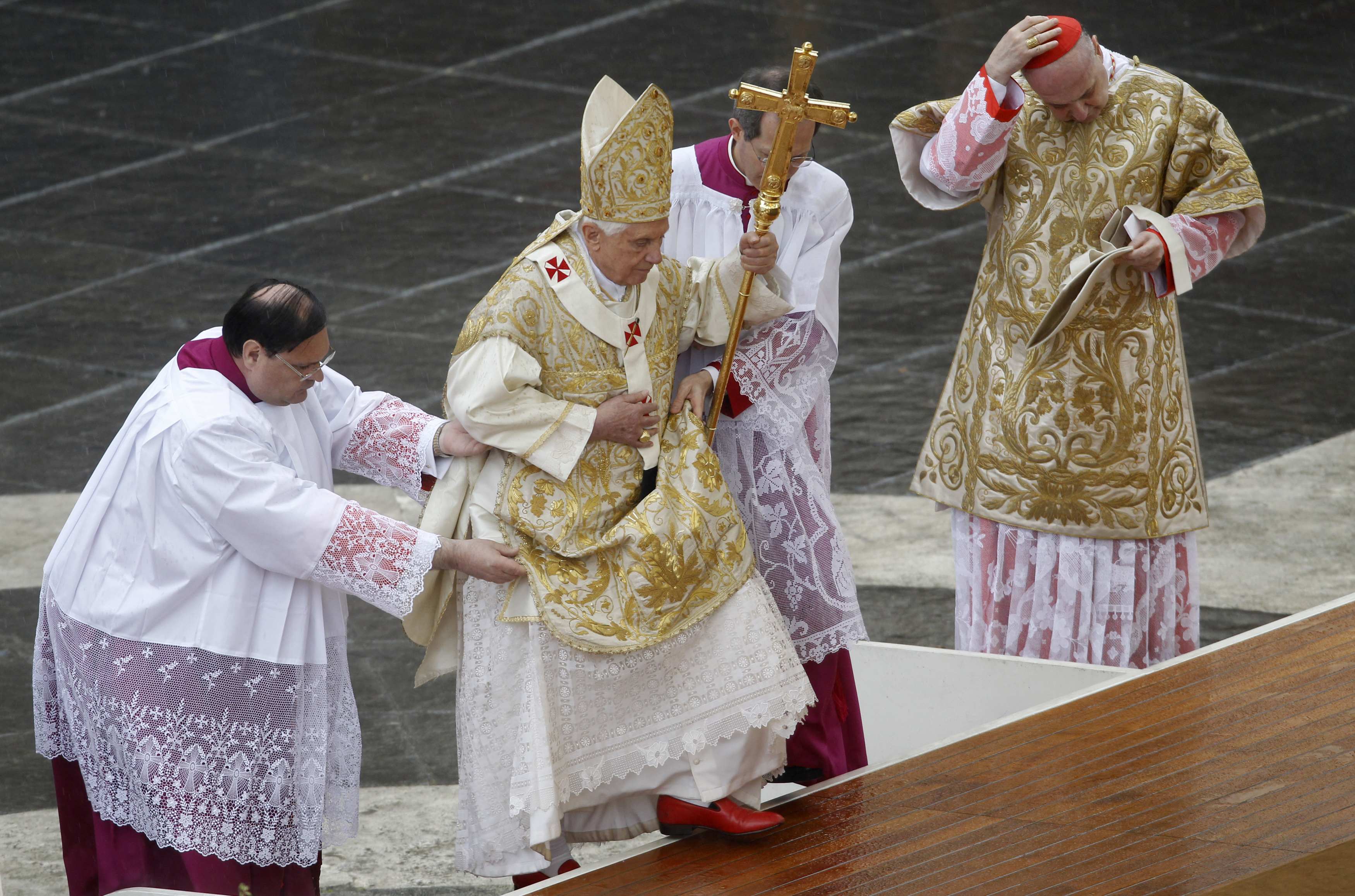 Ο Βενέδικτος φτάνει στον Άγιο Πέτρο για τη λειτουργία του Πάσχα