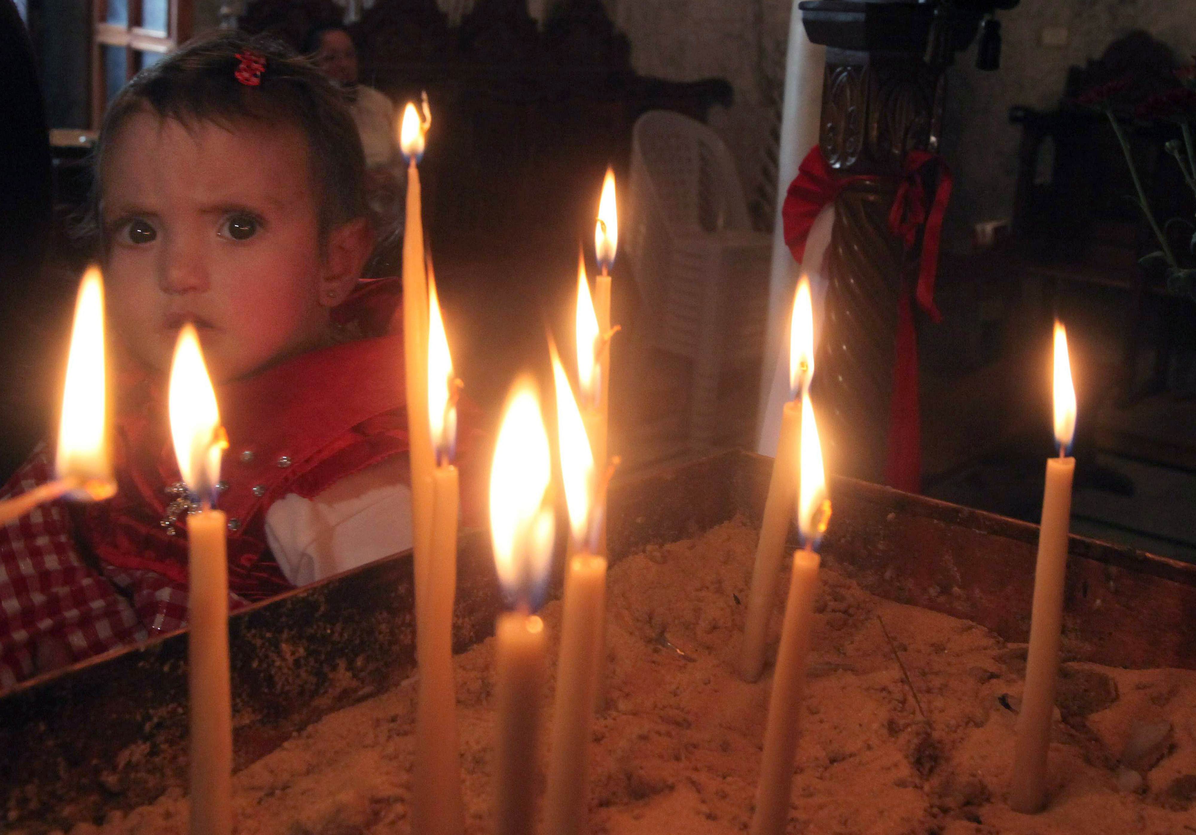 Μικρός Παλαιστίνιος γιορτάζει το Πάσχα στη Γάζα