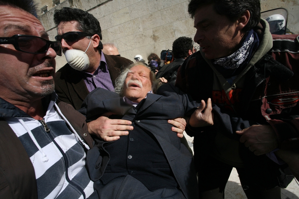 Ο Μ. Γλέζος μεταφέρεται λιπόθυμος από διαδηλωτές στο προαύλιο της Βουλής