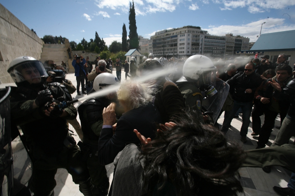 Η στιγμή που ο αστυνομικός στρέφει τα χημικά του εναντίον του Μ. Γλέζου