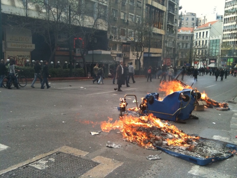 Κάδοι φλεγομενοι στην Πανεπιστημίου