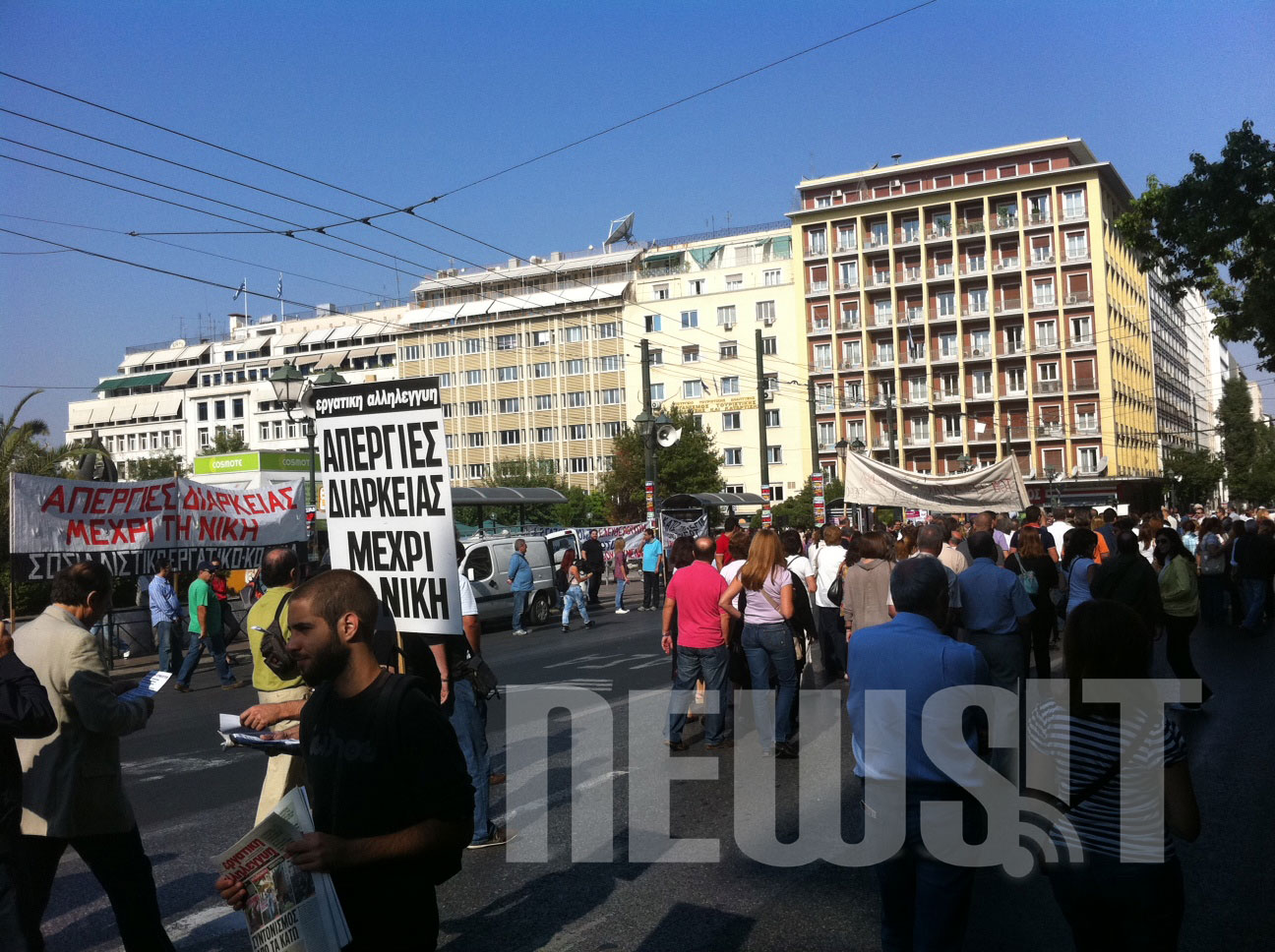 ΩΡΑ 10:56 ΓΣΕΕ και ΑΔΕΔΥ κλείνουν τη Σταδίου