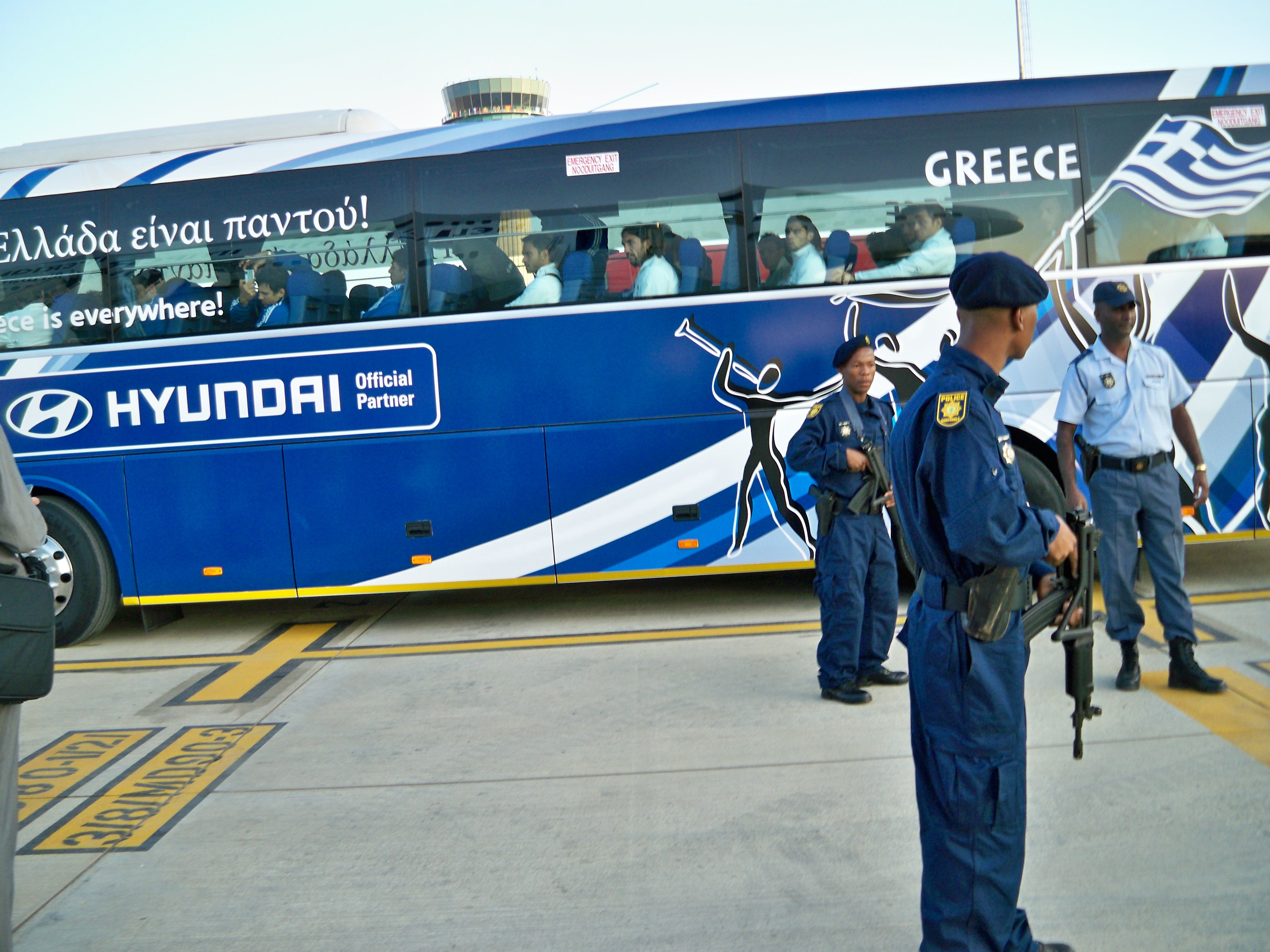 Το πούλμαν με τους παίκτες της Εθνικής αναχωρεί από το αεροδρόμιο της Νοτίου Αφρικής, ΦΩΤΟ NewsIt.