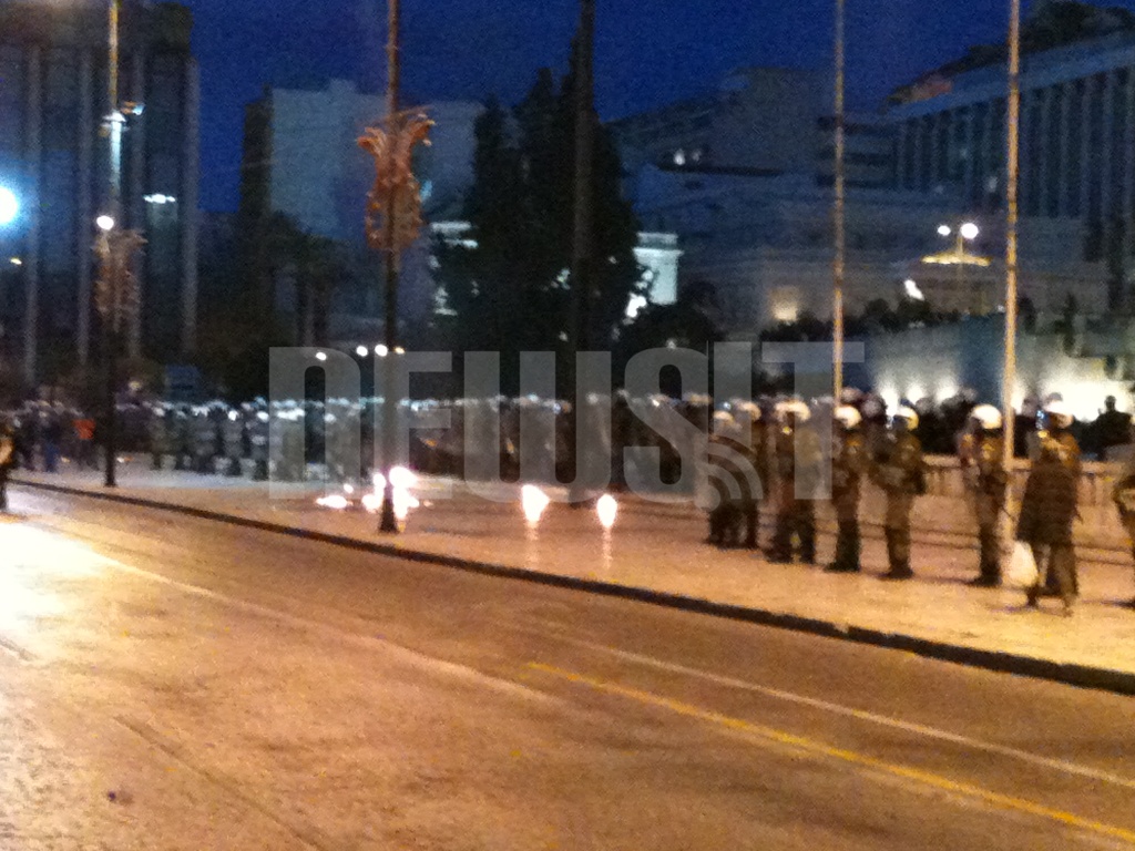 ΩΡΑ 17.50 Διαδηλωτές ρίχνουν μολότωφ στους αστυνομικούς ΦΩΤΟ NEWSIT 