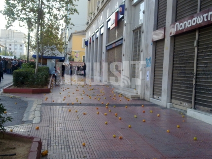 ΩΡΑ 12.45 Κουκουλοφοροι πέταξαν νεράτζια στην πλευρά του Γενικού Λογιστηρίου του Κράτους ΦΩΤΟ NEWSIT