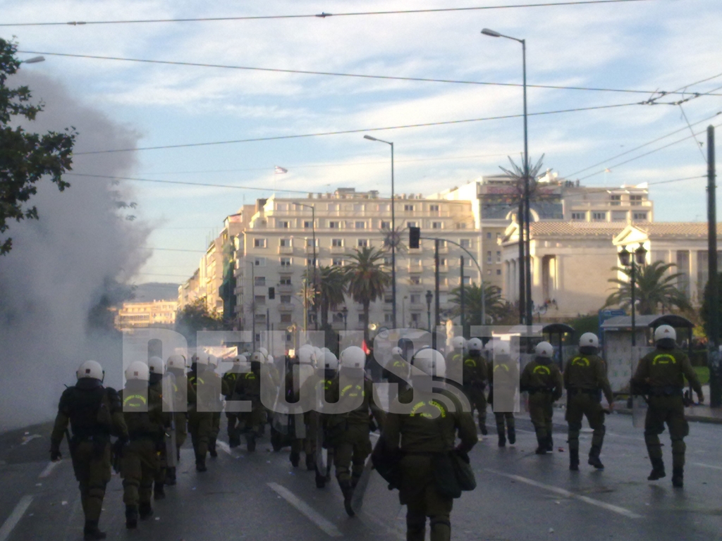 ΩΡΑ 16.00 Αστυνομικοί επιχειρούν εναντίον των κουκουλοφόρων ΦΩΤΟ NEWSIT