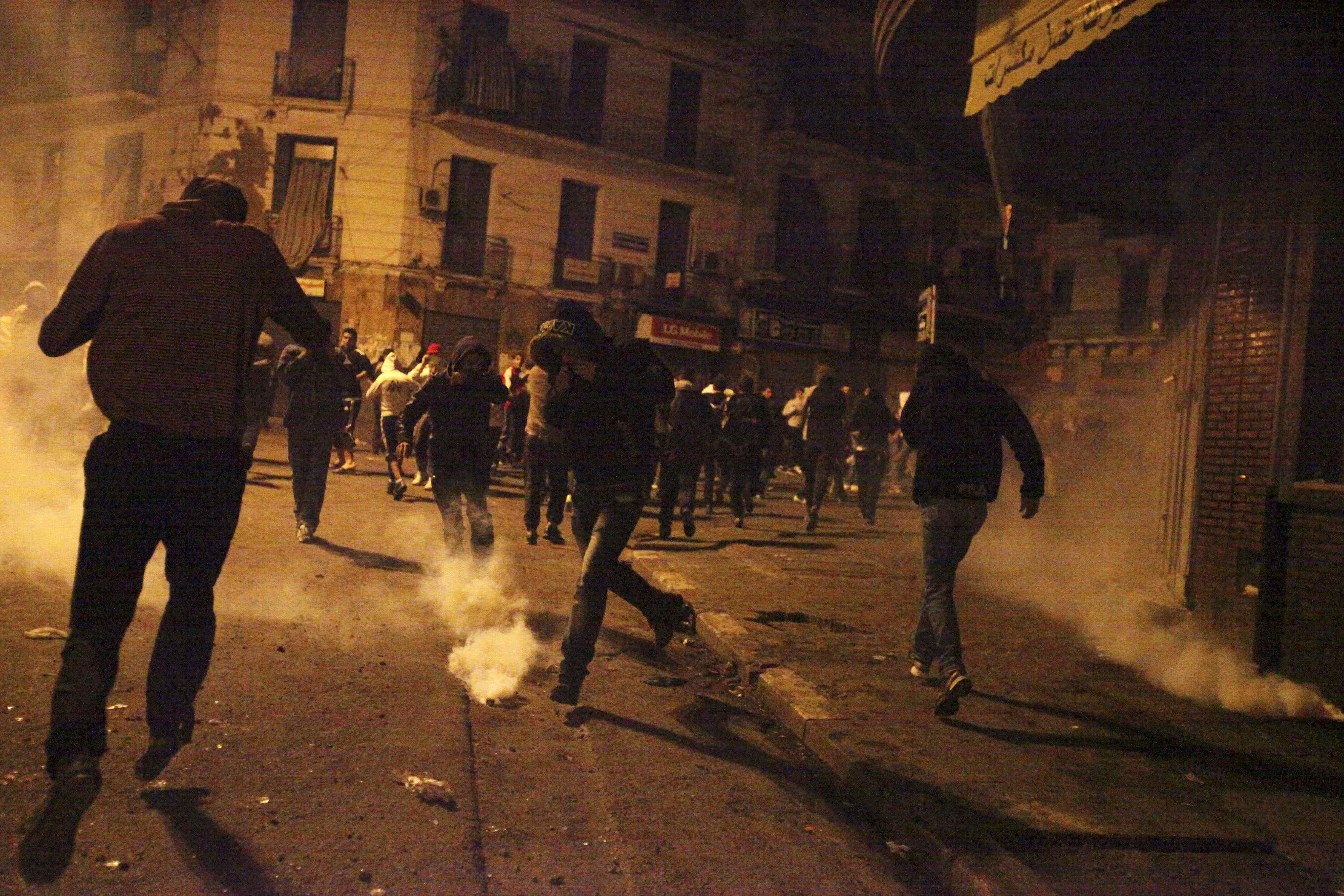 Συμπλοκές το βράδυ στους δρόμους στο Αλγέρι. ΦΩΤΟ REUTERS