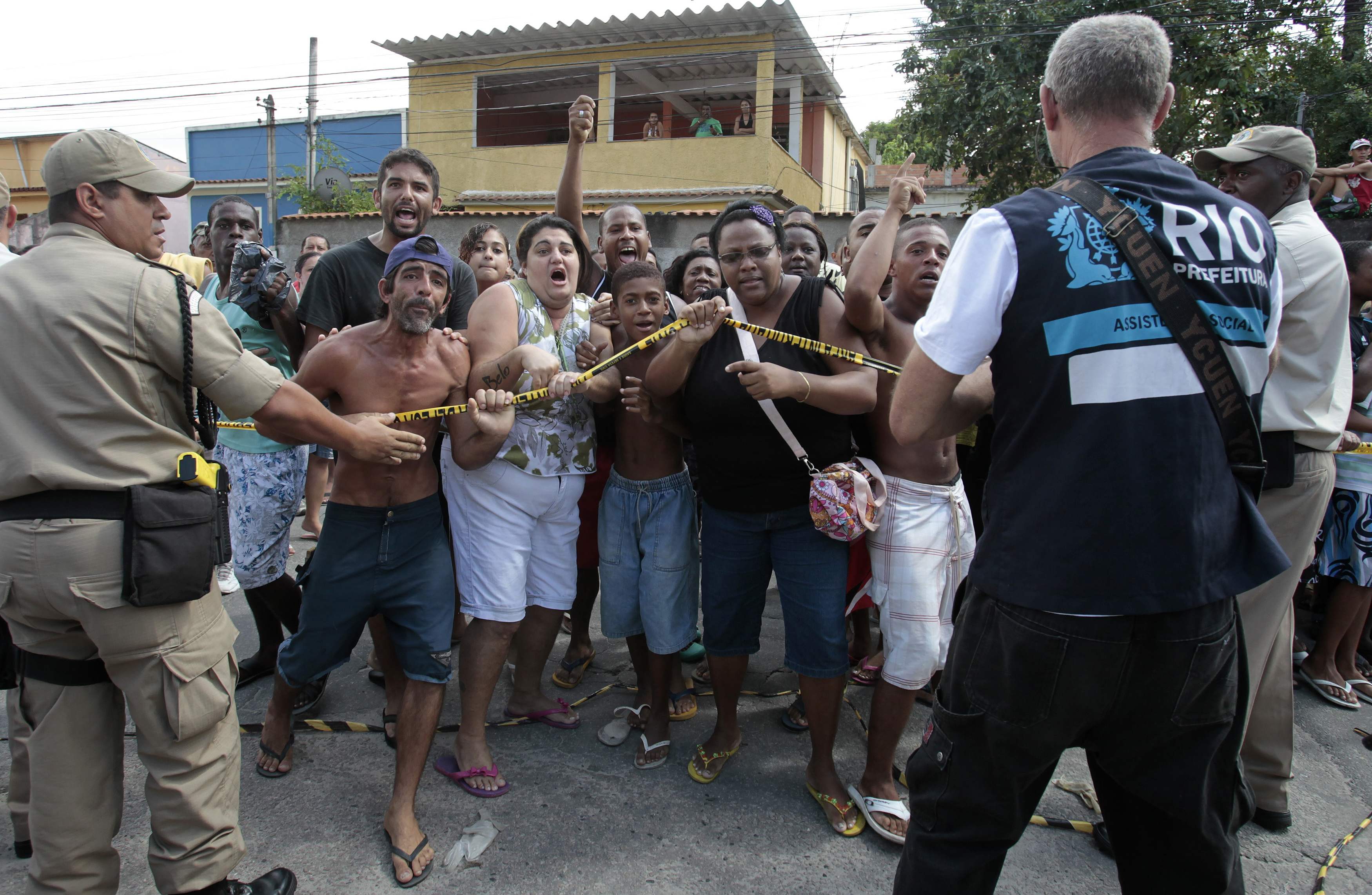 Υπεράνθρωπες προσπάθειες από την αστυνομία να κρατήσει μακριά τους συγγενείς - ΦΩΤΟ REUTERS
