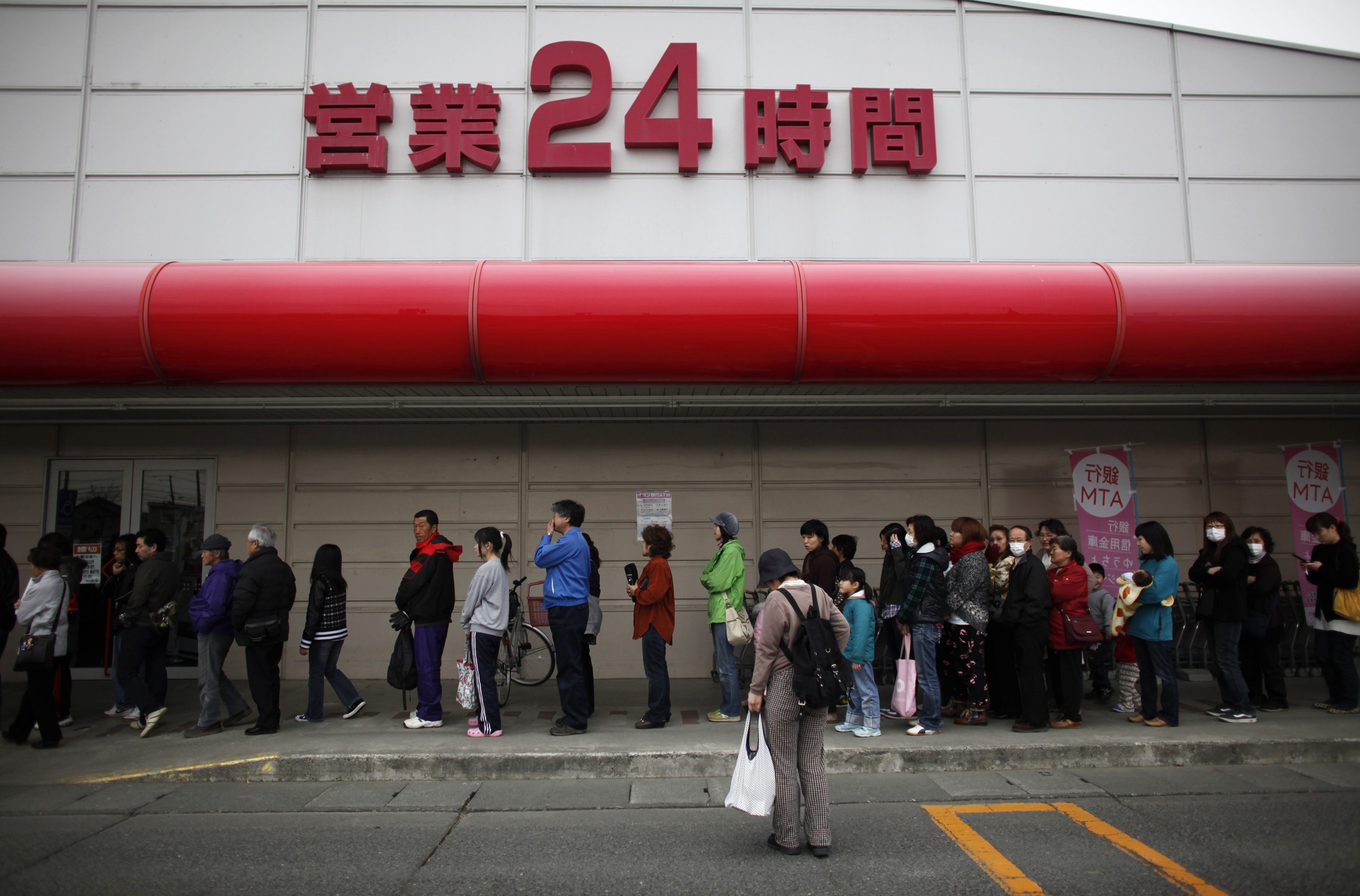 Ουρές έξω από σούπερ μάρκετ για την αγορά τροφίμων... Οι πληγές της Ιαπωνίας παραμένουν ανοιχτές - ΦΩΤΟ REUTERS