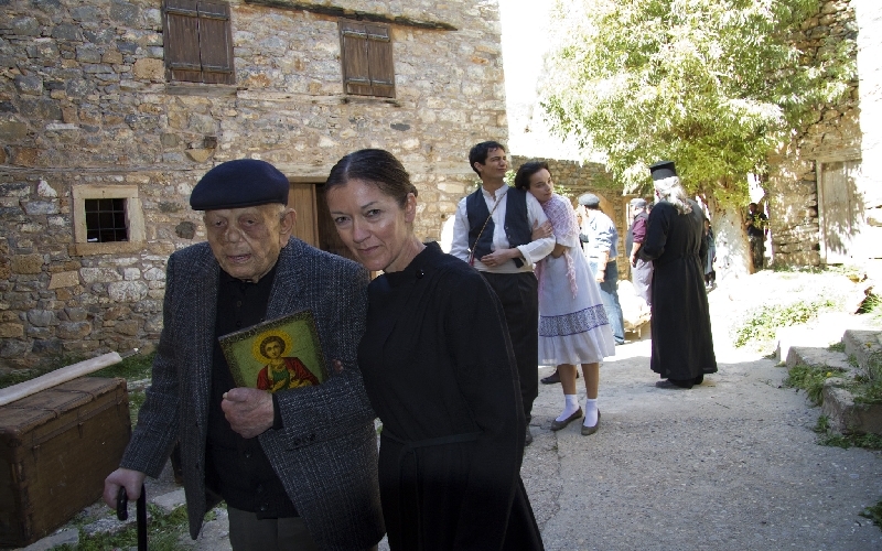 Η συγγραφέας του best seller Βικτόρια Χίσλοπ με το Μανώλη Φουντουλάκη πήραν μέρος στη μεγάλη έξοδο των κατοίκων του «Νησιού»