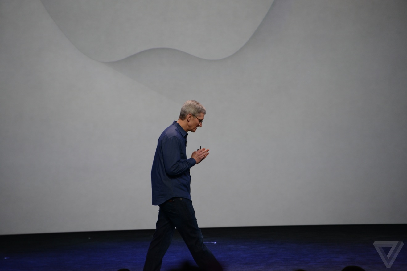 O Tim Cook ανεβαίνει πάνω στη σκηνή