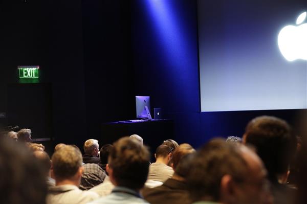 Στη σκηνή βλέπουμε ένα iMac κι ένα Macbook