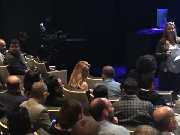 Στην παρουσίαση βρίσκεται και η Laurene Powell Jobs, η γυναίκα του Steve Jobs