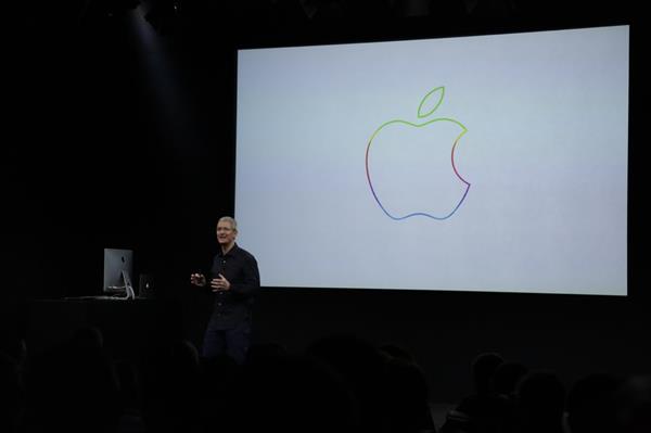 "Πριν το τέλος της χρονιάς έχουμε κάτι ακόμα να σας δείξουμε" είπε ο Tim Cook