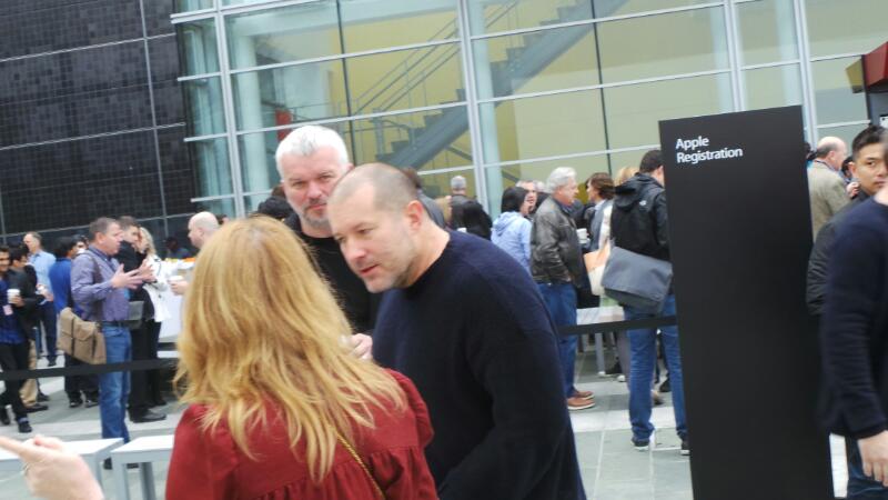 Ο Johny Ive έφτασε κι ετοιμάζεται να μπει μέσα στο Yerba Buena Center for the Arts που θα γίνει η παρουσίαση 