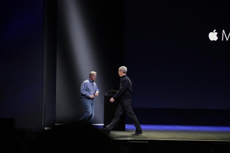 Ο Phil Schiller ανεβαίνει στη σκηνή για να μιλήσει για το νέο Macbook