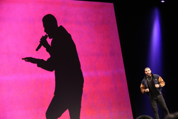 Στη σκηνή ανέβηκε ο Drake για να μοιραστεί με το κοινό, πως η τεχνολογία του άλλαξε τη ζωή και να παρουσιάσει την υπηρεσία connect του Apple Music