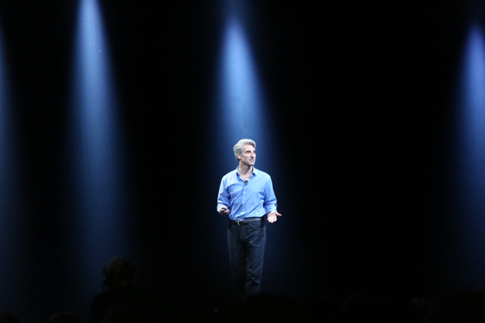 Στη σκηνή ανεβαίνει ο Craig Federighi για να μιλήσει για το νεο ΟS X Yosemite