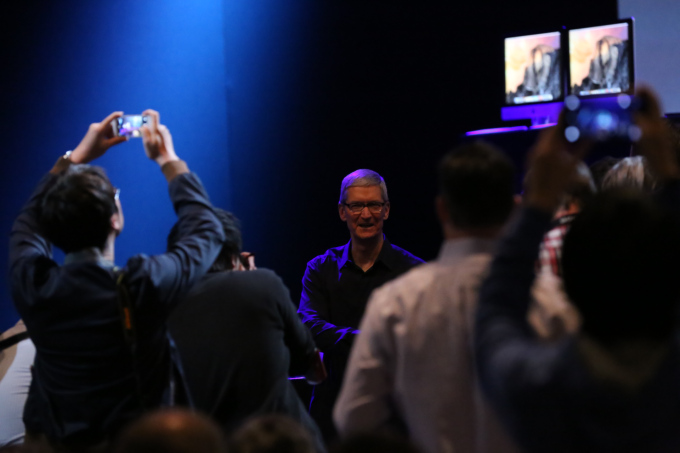 Ο Tim Cook ετοιμάζεται να πάει backstage για να αρχίσει σε λίγα λεπτά η παρουσίαση