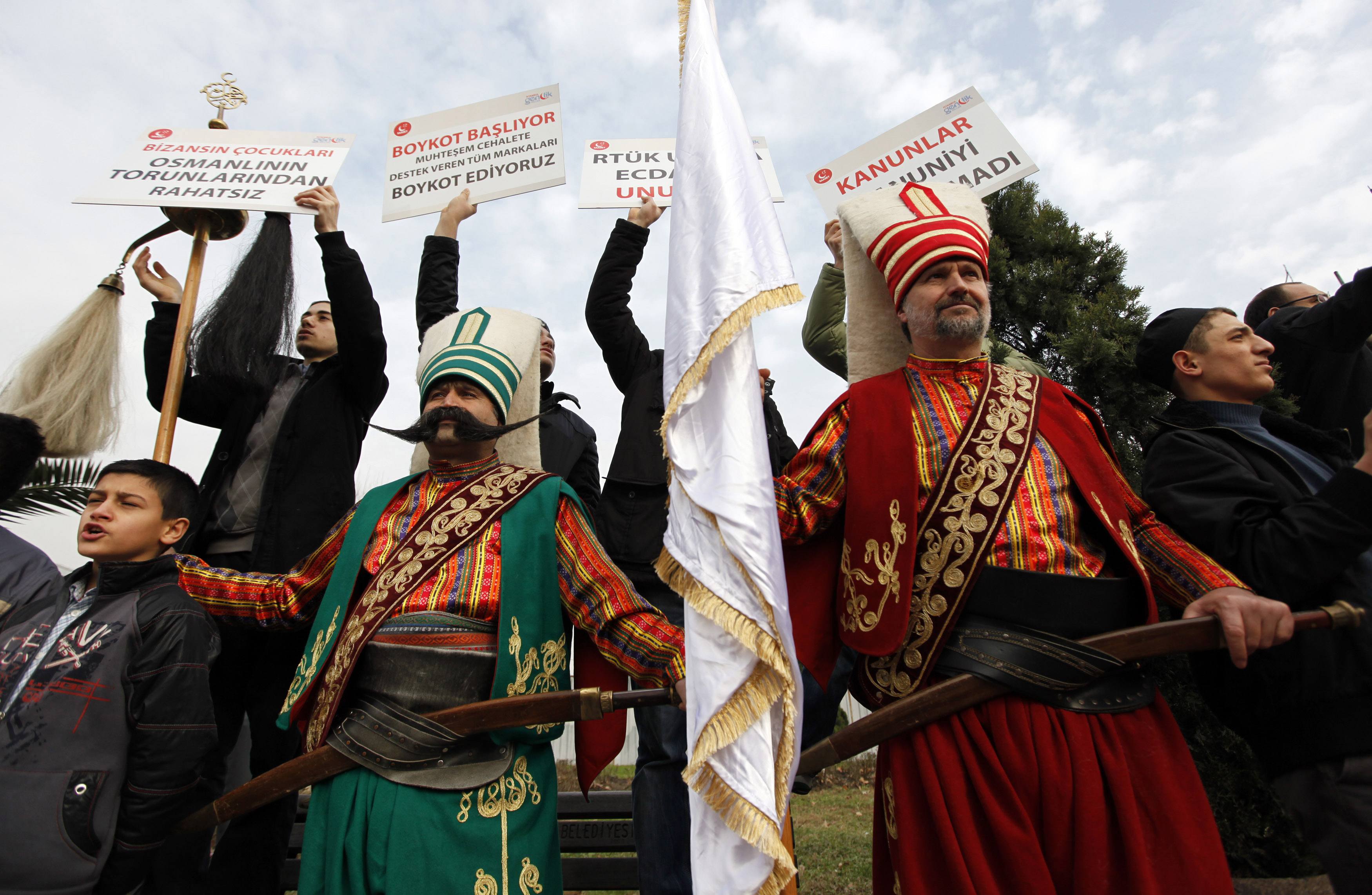 Διαδηλωτές ντυμένοι με παραδοσιακές ενδυμασίες. ΦΩΤΟ REUTERS