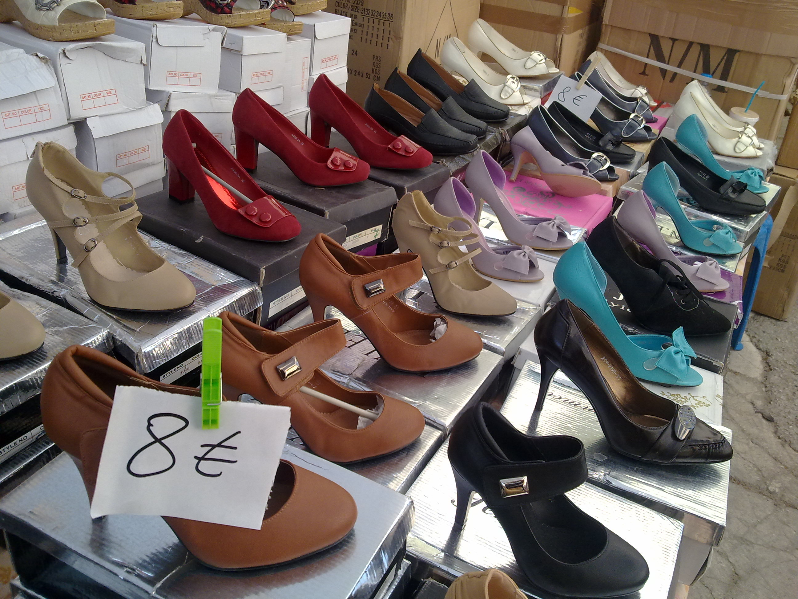 Γυναικεία παπούτσια σε όλα τα χρώματα και τιμή μόνο 8 ευρώ