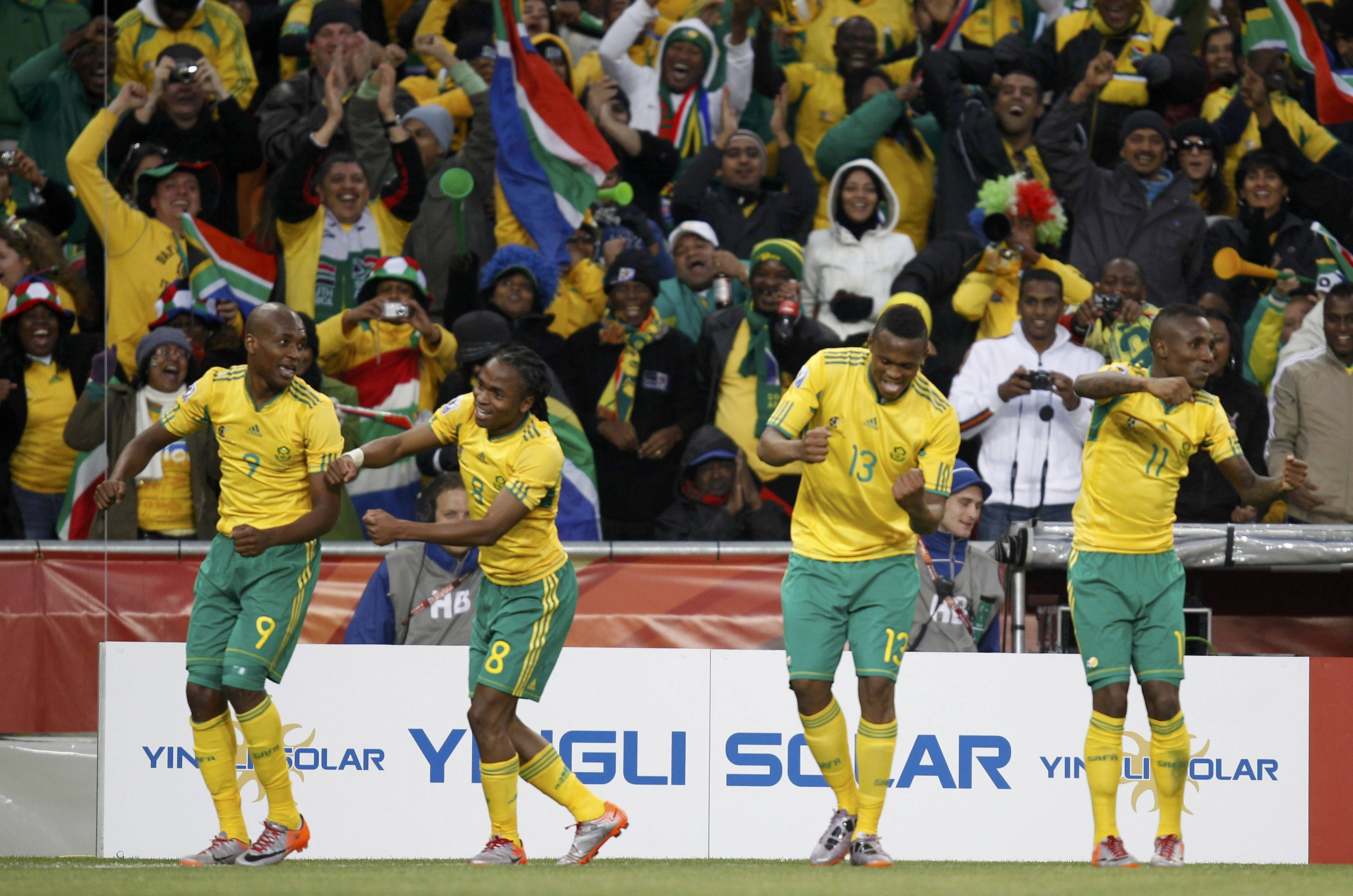 Ο χορός των Αφρικανών μετά το γκολ του Τσαμπαλάλα, ΦΩΤΟ REUTERS.