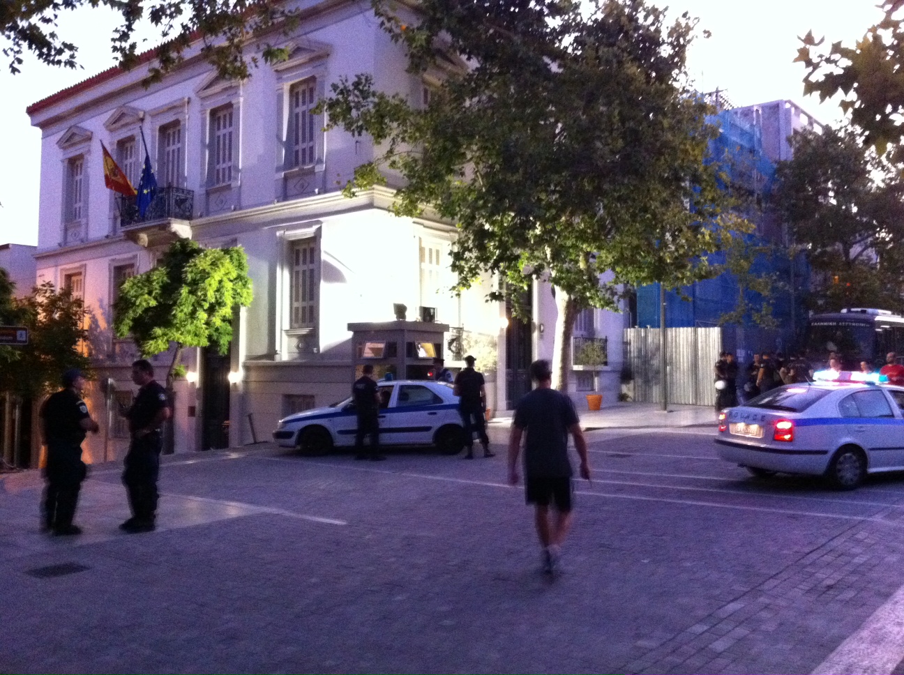 ΩΡΑ 20:40 Περιμένοντας τους Αγανακτισμένους στην πρεσβεία της Ισπανίας
