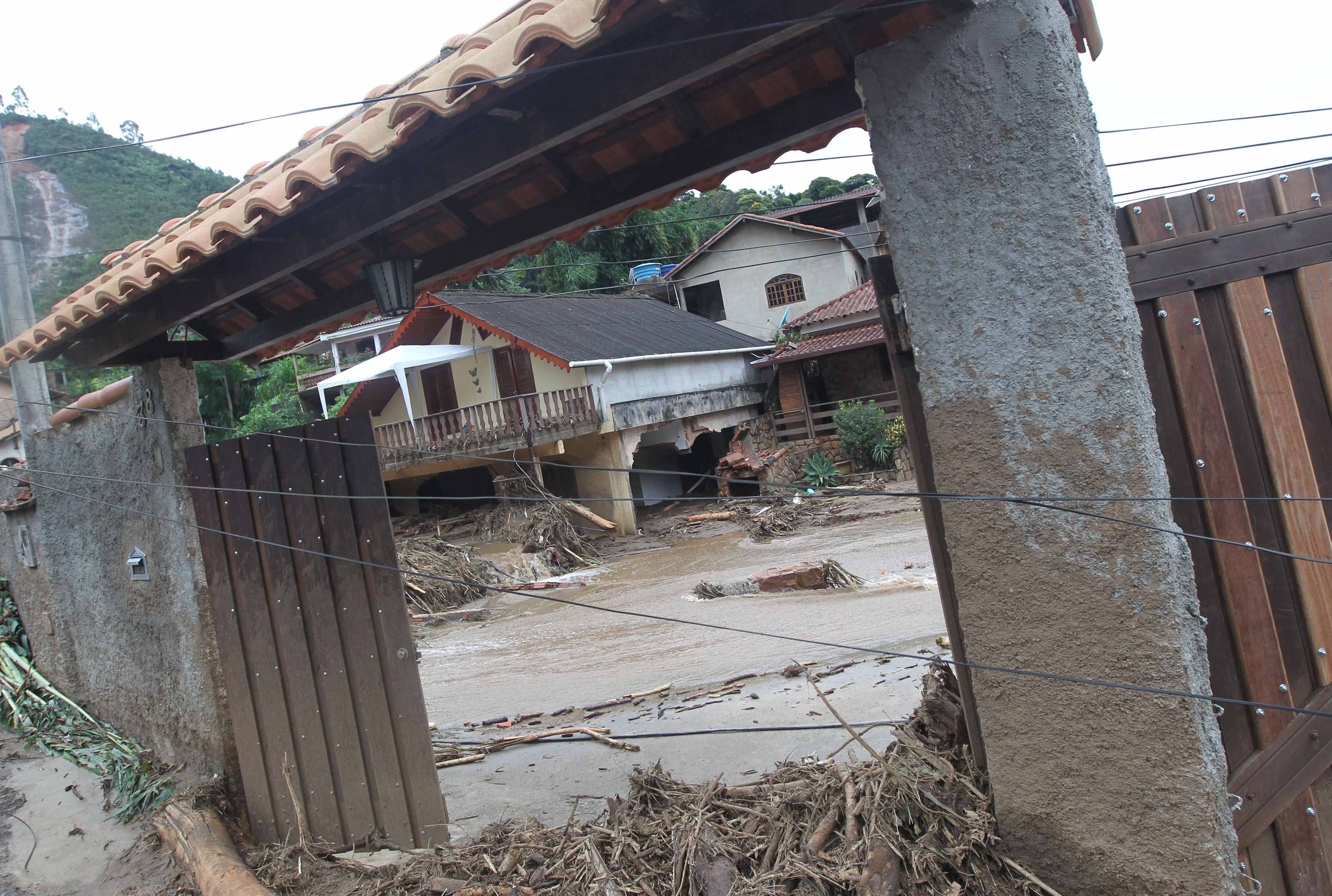 Δεκάδες σπίτια καταστράφηκαν - ΦΩΤΟ REUTERS