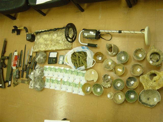 Μερικά από τα αντικείμενα που βρέθηκαν στην κατοχή του 34χρονου. ΦΩΤΟ ASTYNOMIA