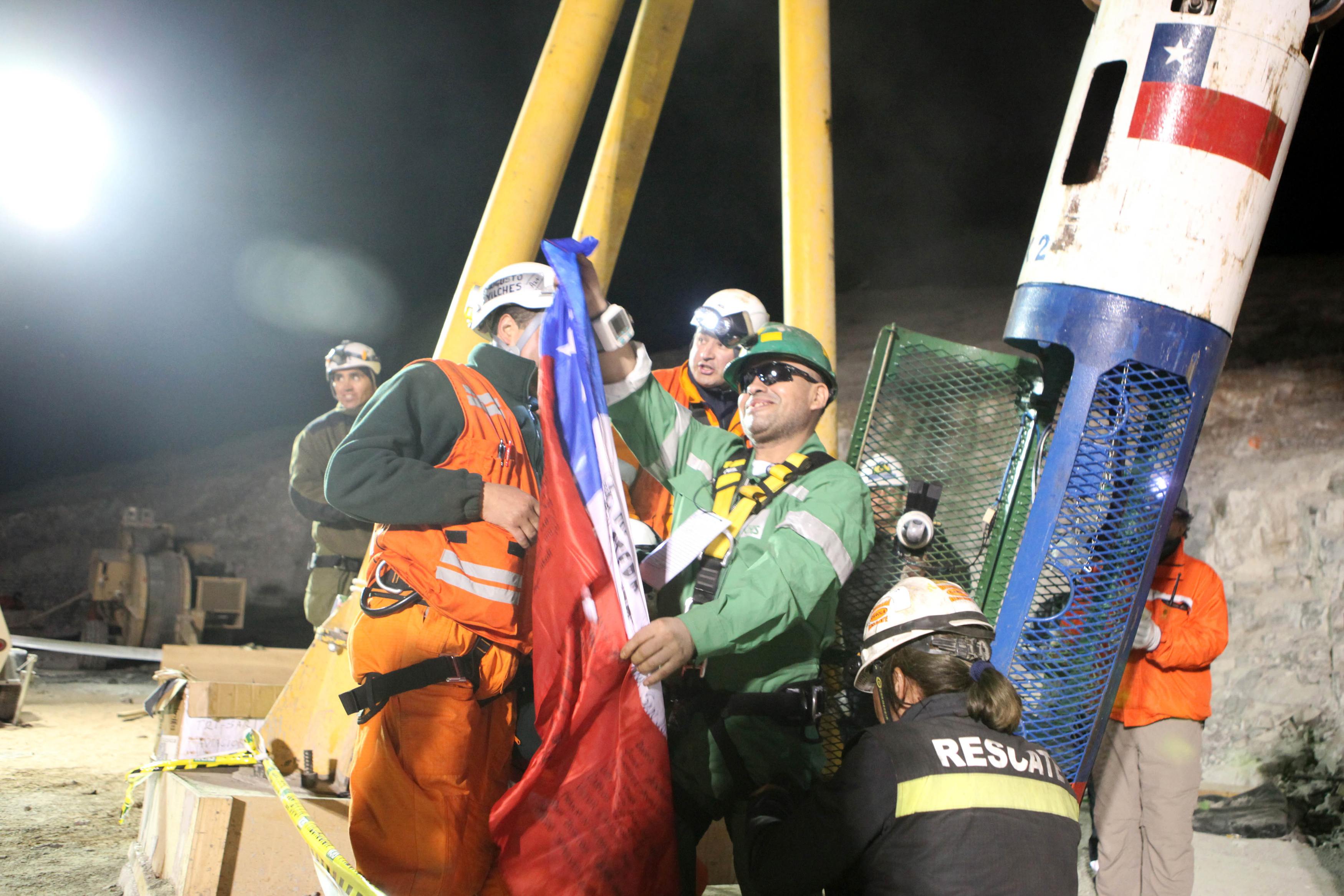 Πρώτες στιγμές ελευθερίας και ο Χοσέ Οχέδα υψώνει τη σημαία της Χιλής - ΦΩΤΟ REUTERS