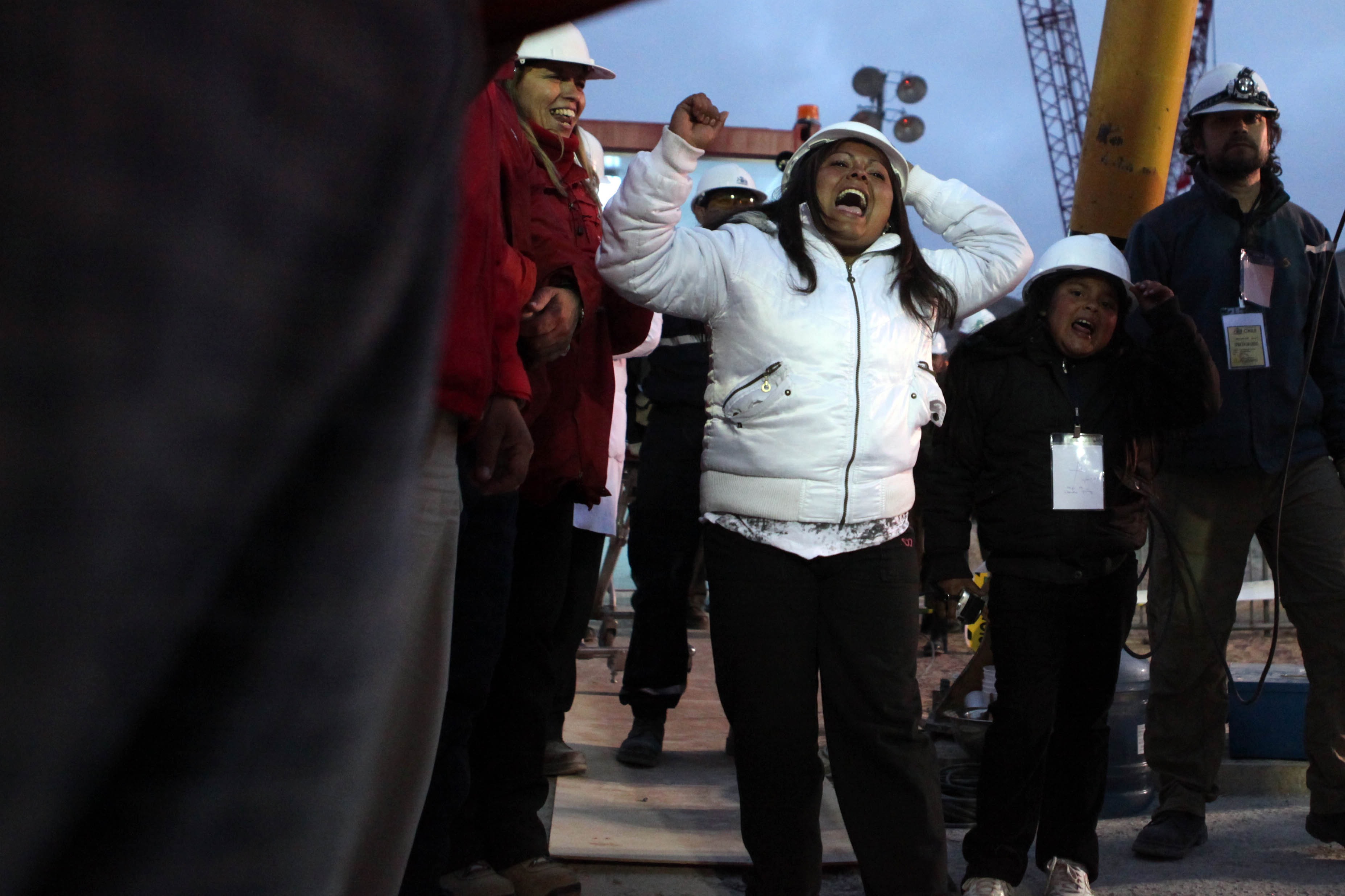 Η γυναίκα και η κόρη του Κλαούντιο Γιάνες περιμένουν εναγωνίως να τον σφίξουν στην αγκαλιά τους - ΦΩΤΟ REUTERS