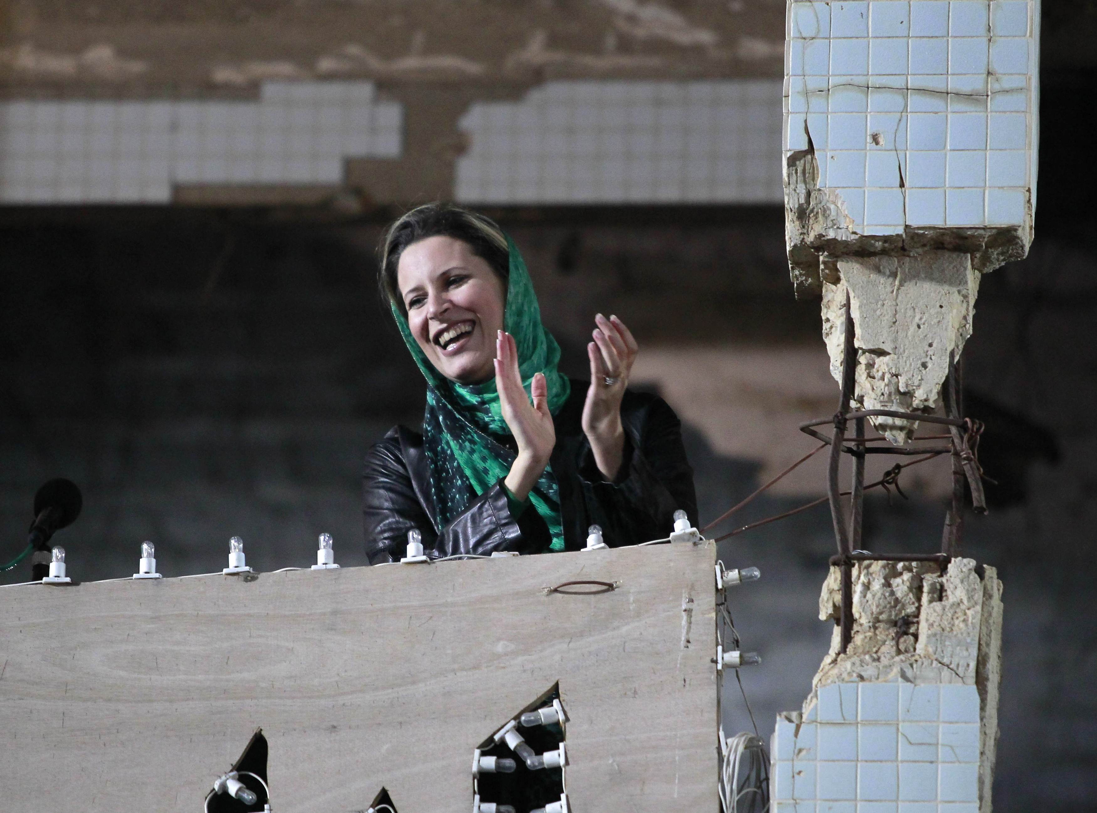 Το πλήθος φωνάζει συνθήματα υπέρ του Καντάφι και εκείνη χειροκροτά - ΦΩΤΟ  REUTERS