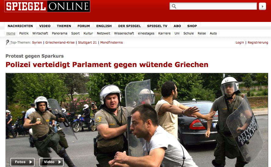 Spiegel Online: "Η Αστυνομία υπερασπίζεται το Κοινοβούλιο απέναντι στους θυμωμένους Έλληνες"