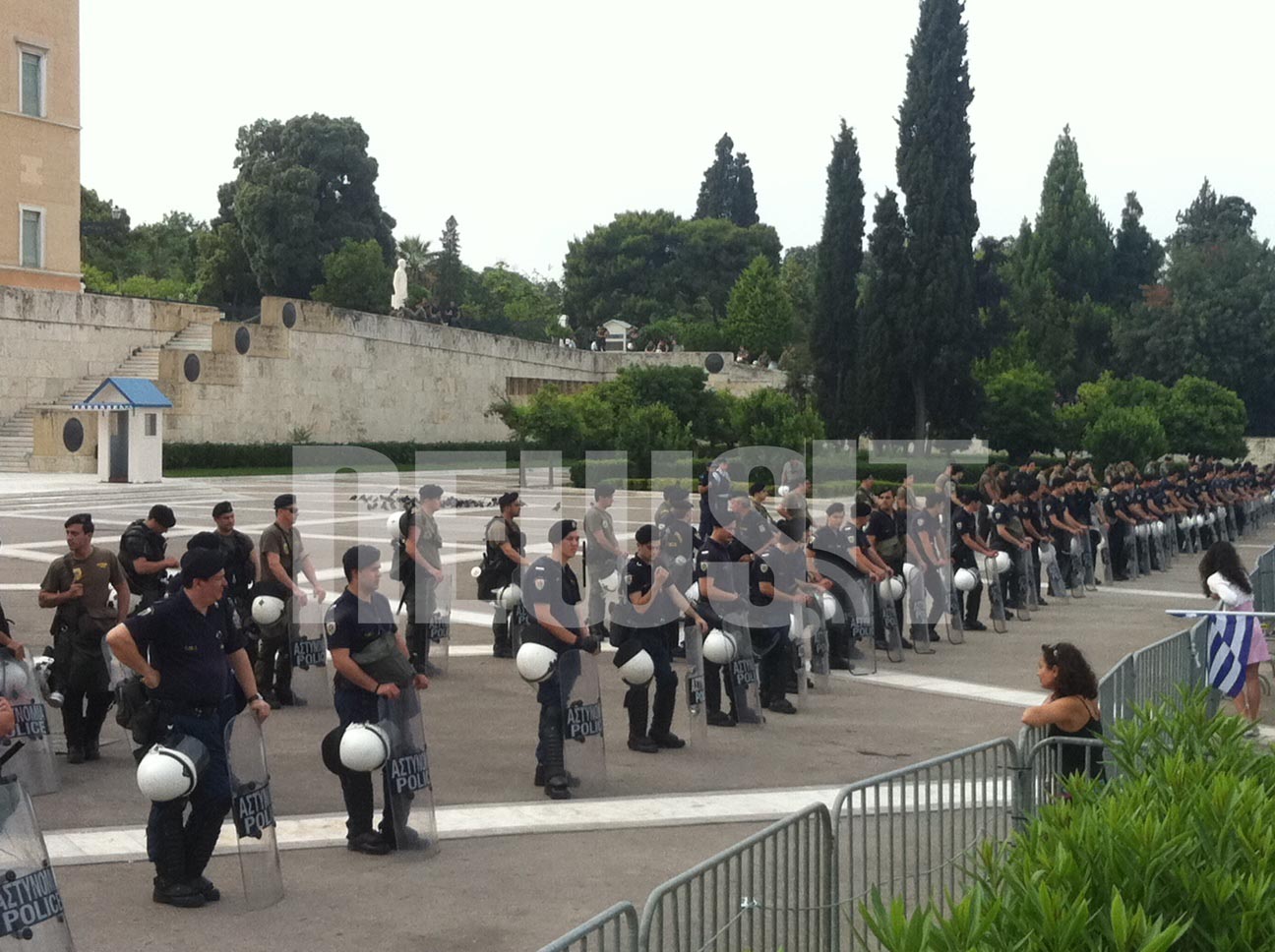 ΩΡΑ 08.45 ΑΣΤΥΝΟΜΙΚΟΙ ΜΠΡΟΣΤΑ ΑΠΟ ΤΟΝ ΑΓΝΩΣΤΟ ΣΤΡΑΤΙΩΤΗ