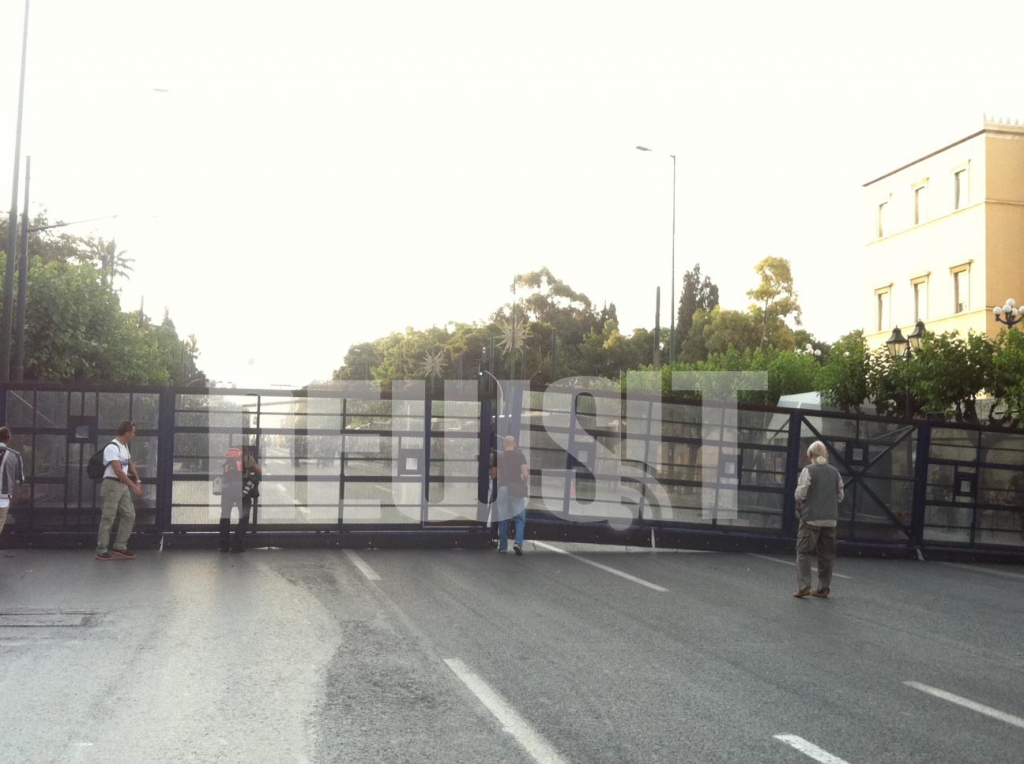 Δεν πιστεύουν στα μάτια τους όσοι βλέπουν έναν κανονικό τοίχο να κόβει την Β.Σοφίας στα 2 