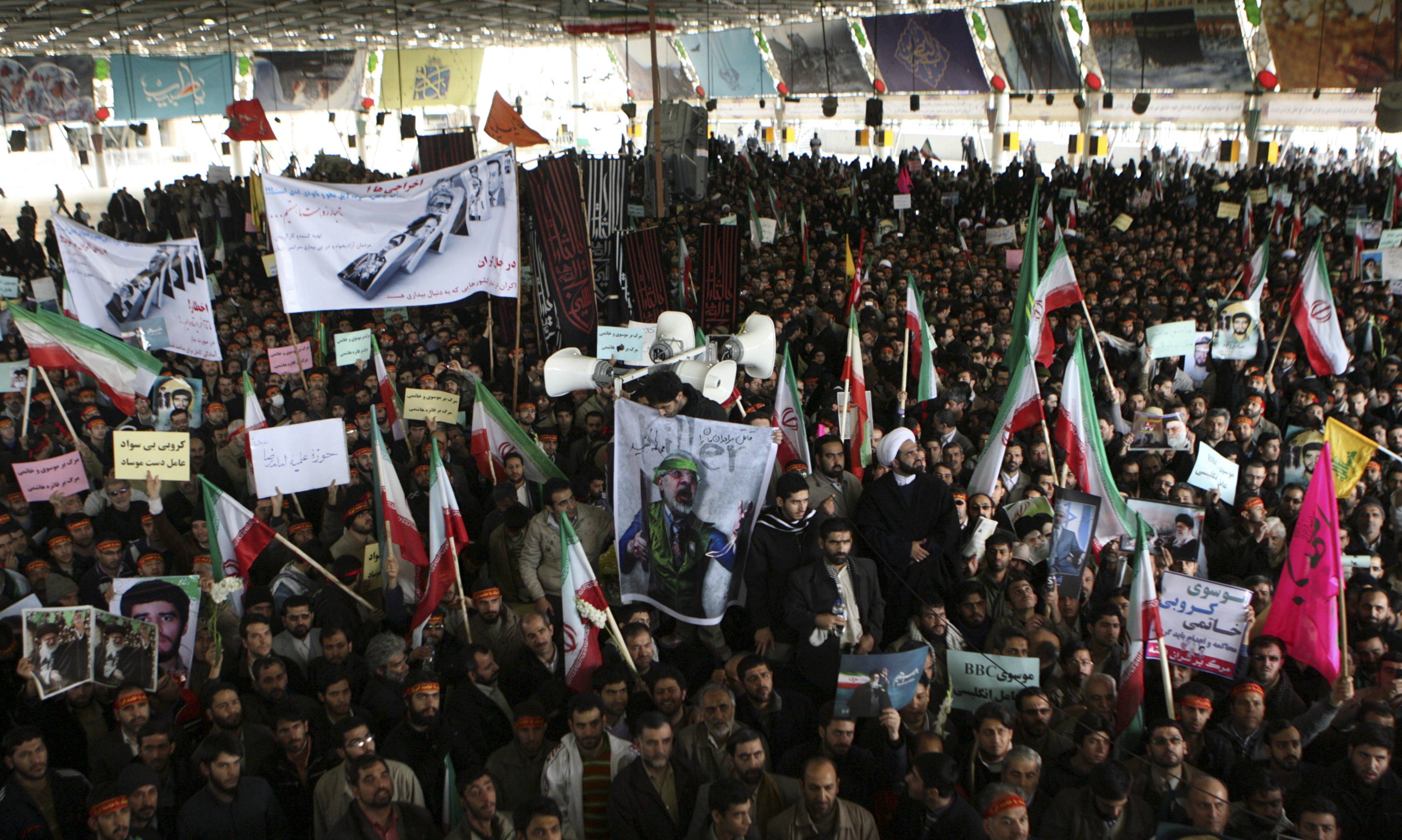 Ιράν: Χιλιάδες κόσμου στους δρόμους κατά του Αχμαντινευτζάντ - ΦΩΤΟ REUTERS