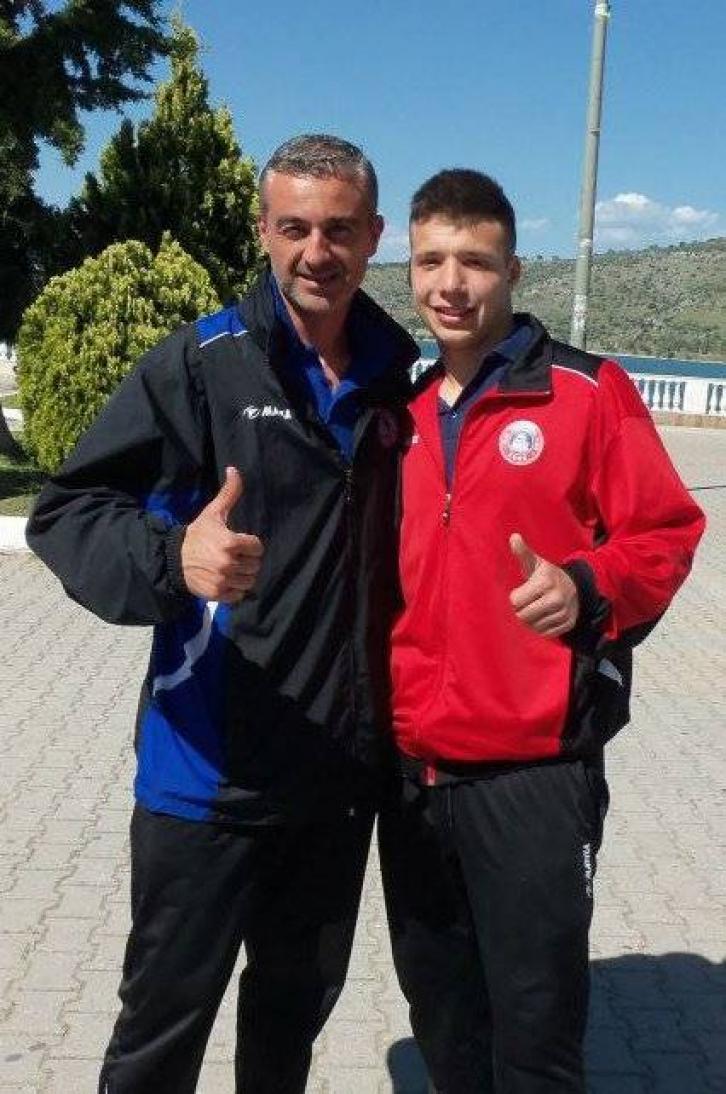 Δεξιά ο άτυχος ποδοσφαιριστής μαζί με τον προπονητή του - ΦΩΤΟ από corfucorner.gr