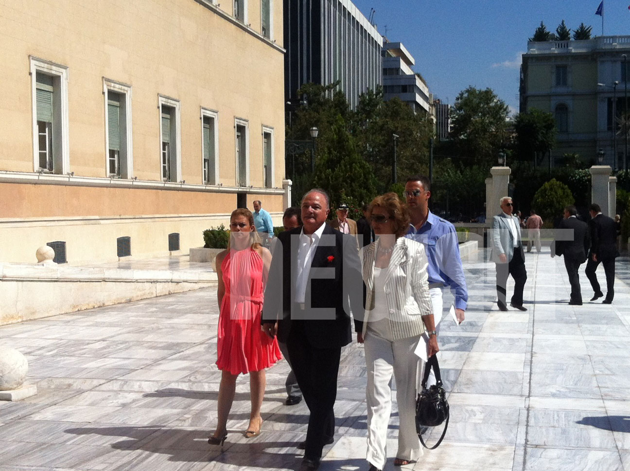ΩΡΑ 10:40 Ο βουλευτής του ΣΥΡΙΖΑ Γιώργος Πάντζας με την οικογένειά του