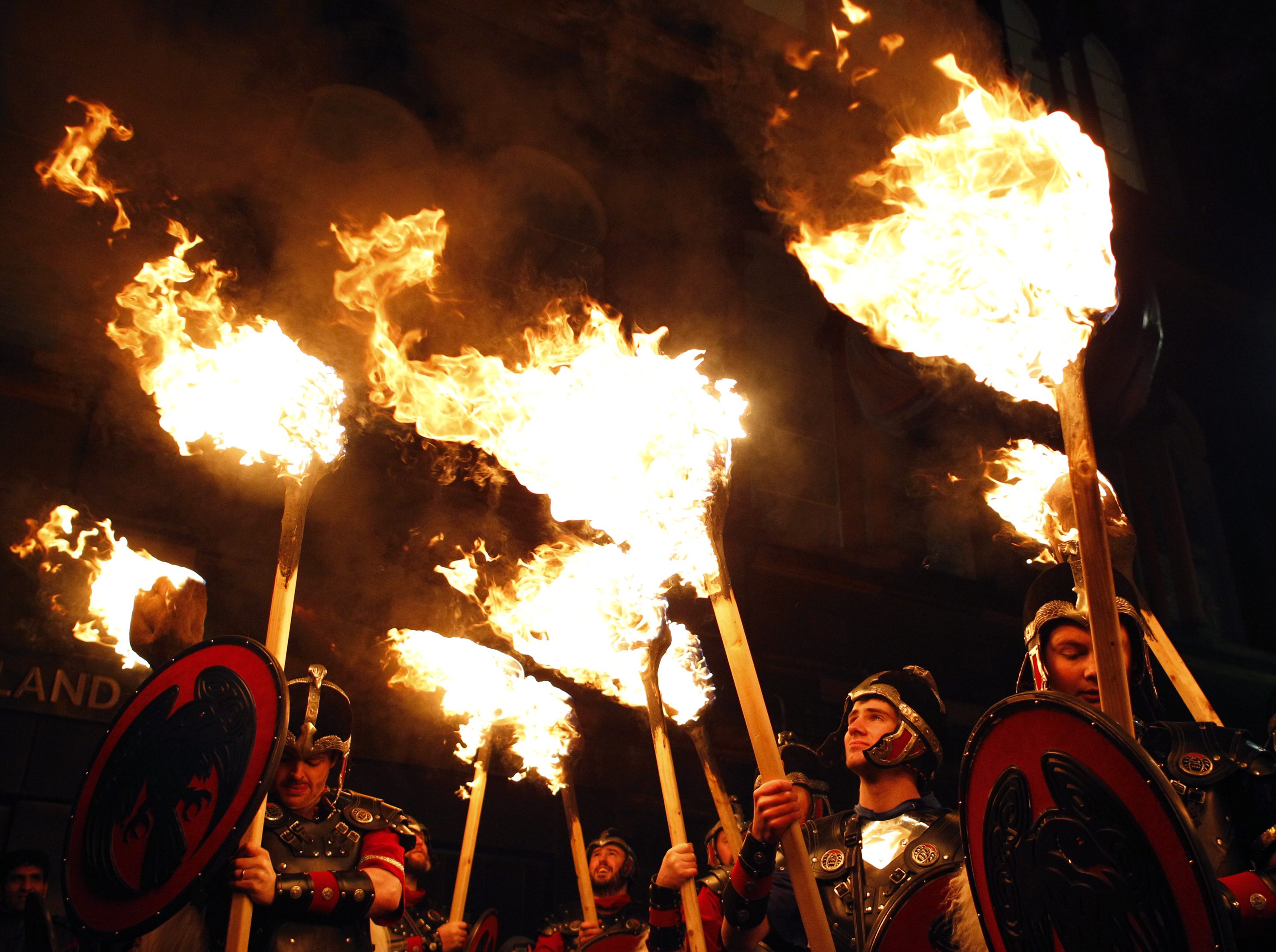 Βίκινγκς από τα νησιά Shetland της Σκωτίας, με πυρσούς στα χέρια, μετέχουν στην ετήσια τελετή για την έλευση του νέου χρόνου