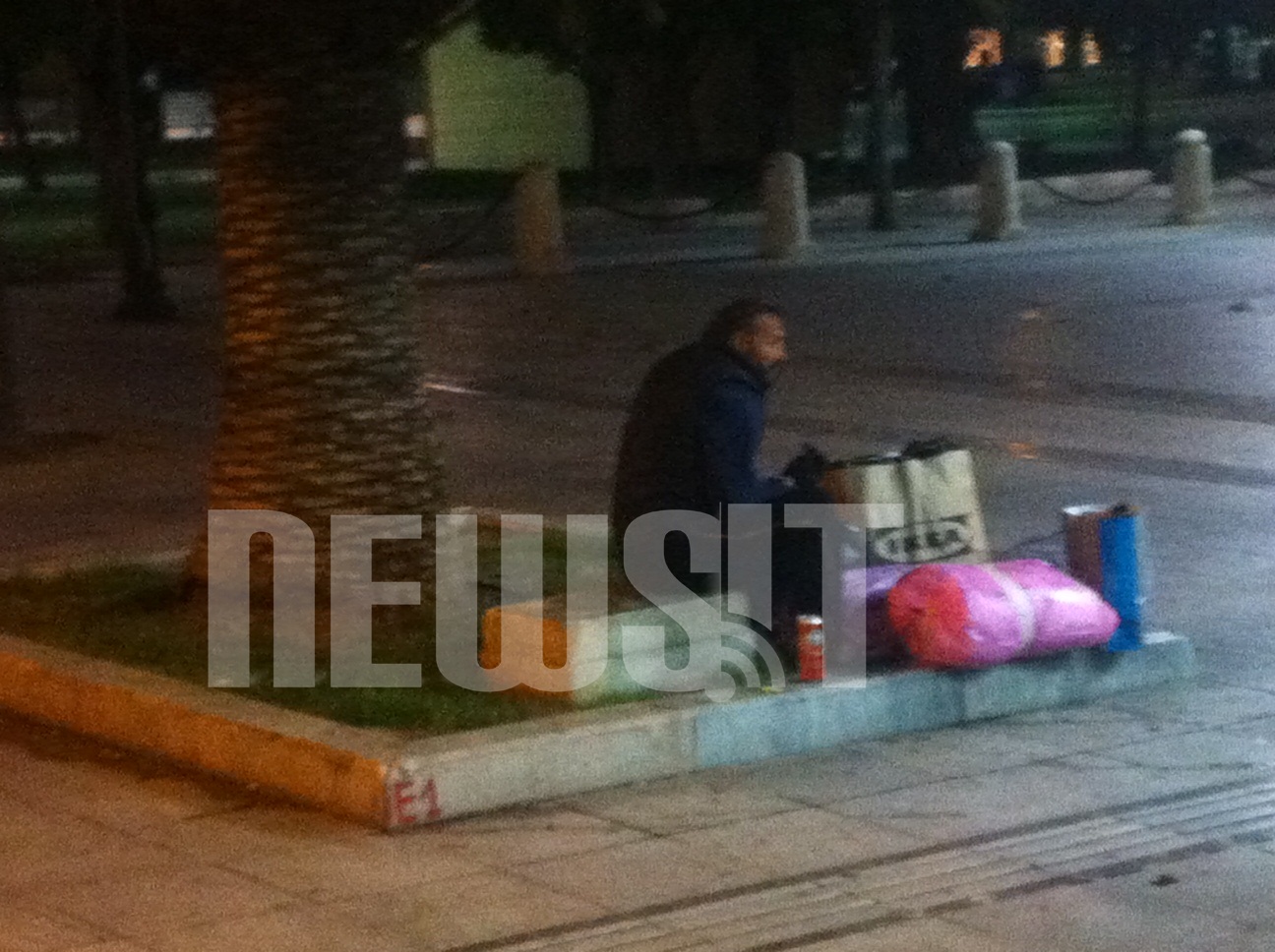 Άστεγος πολίτης στην πλατεία Συντάγματος