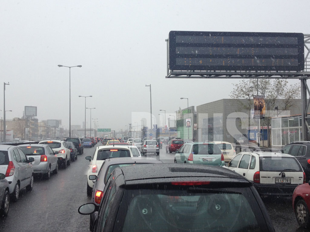 ΩΡΑ 09:25 Κηφισός: Χιονόπτωση και... κίνηση