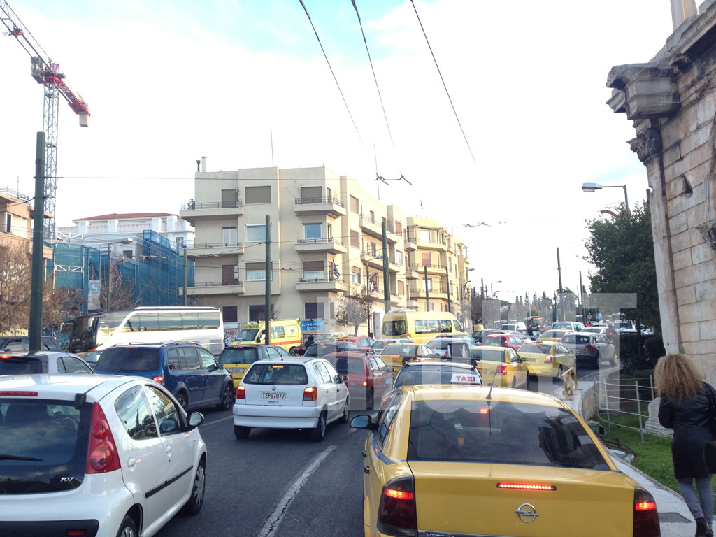 Αμαλίας, στο ύψος των Στύλων του Ολυμπίου Διός