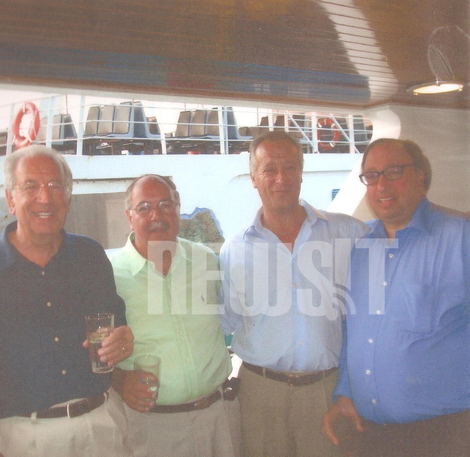 Με τον Δήμαρχο Νισύρου πριν 3 χρόνια στο λιμάνι του νησιού. (Από αριστερά:Ο  Κωνσταντίνος Ράλλης,ο Αντώνης Εμμανουηλίδης, ο Δήμαρχος Νίκος Καρακωνσταντίνος και ο Τζον Κατσιματίδης)